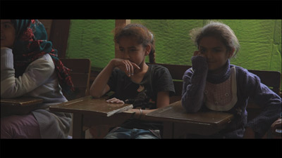 Fatima et Shymaa attendent le début de l'atelier chant d'Aboodi.